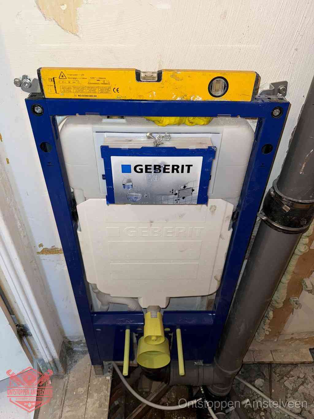 Een Geberit inbouwreservoir met frame voor een hangtoilet tegen de wand, met de afvoerbocht naar de vloer, kenmerkend voor een verstopt hangtoilet in Amstelveen