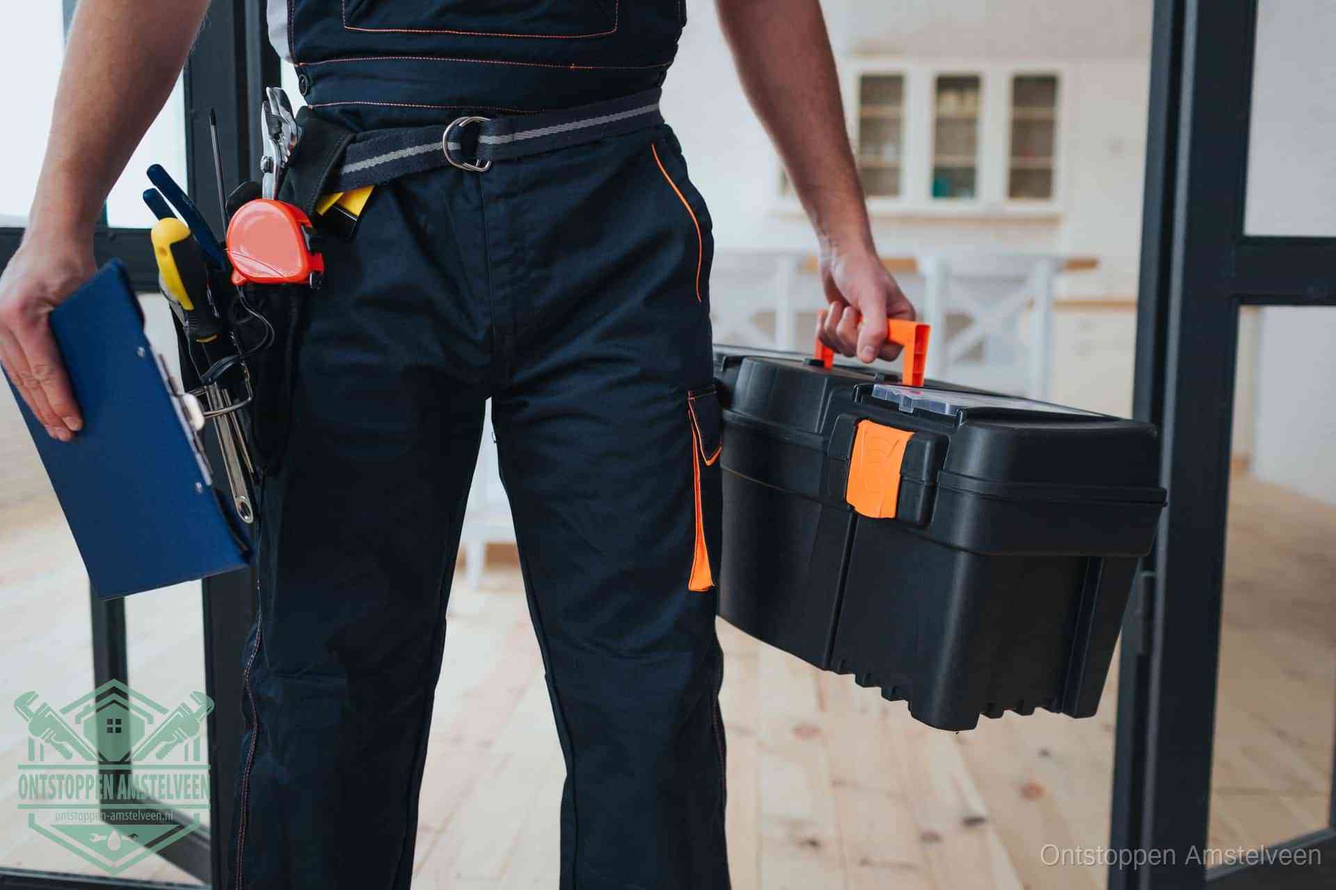 Een monteur met gereedschapsriem en klembord, klaar om een transparante prijs voor het afvoer ontstoppen in Amstelveen te geven