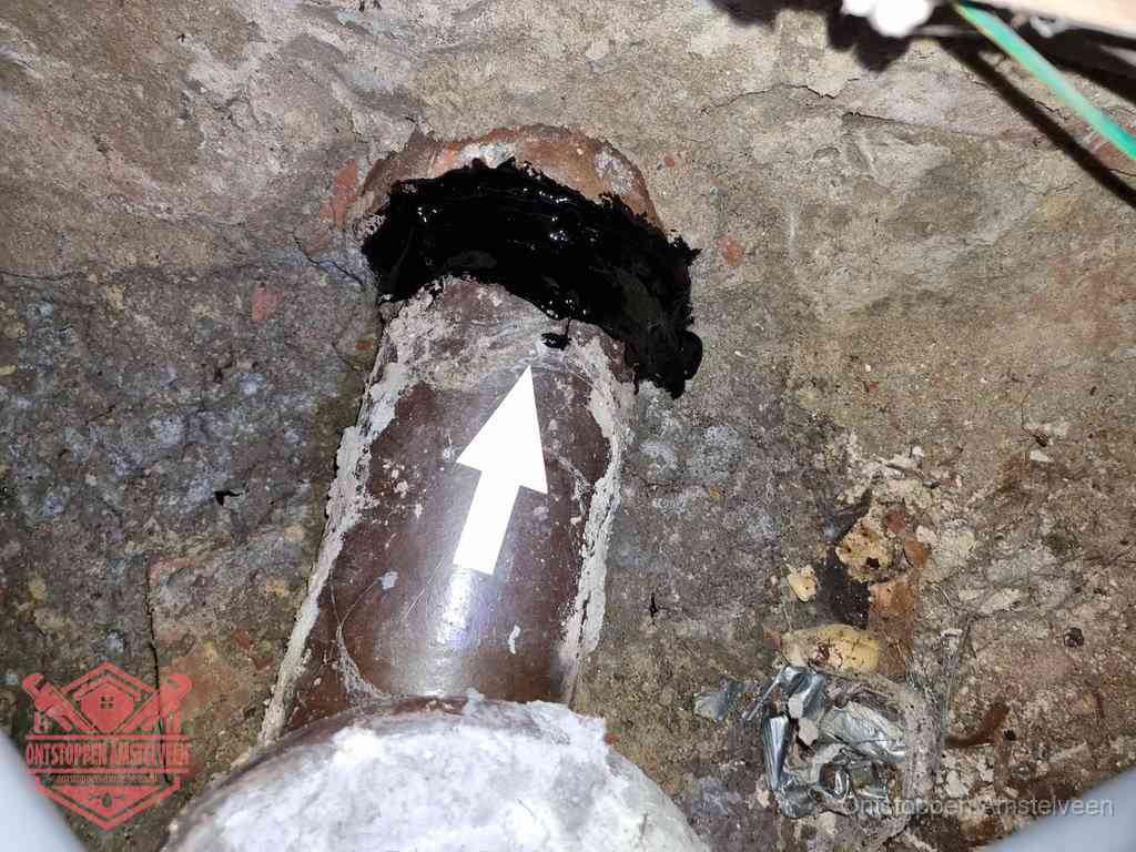 Een oude gres rioolbuis met een beschadigde koppeling onder de vloer, oorzaak van terugkerende structurele wc-problemen in Amstelveen