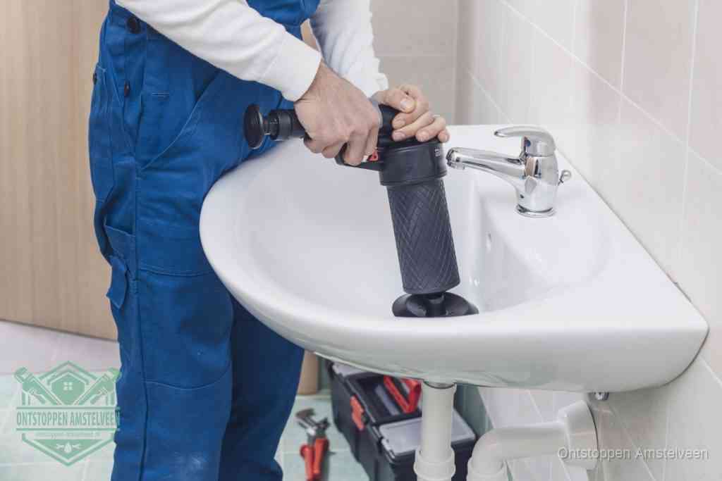 Een te ruwe doe-het-zelf poging met een hand-pomp op de afvoer van een badkamer-wastafel, een van de veelgemaakte fouten bij afvoer ontstoppen in Amstelveen