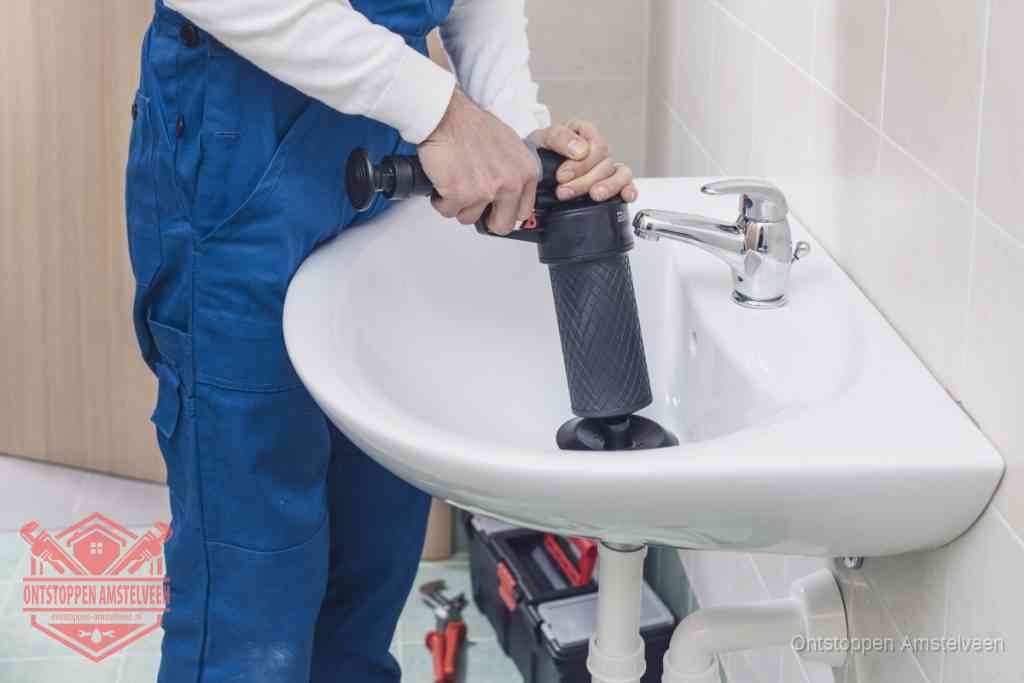 Een te ruwe doe-het-zelf poging met een handmatige perslucht-ontstopper op een sanitair-afvoer, een van de veelgemaakte fouten bij wc ontstoppen in Amstelveen