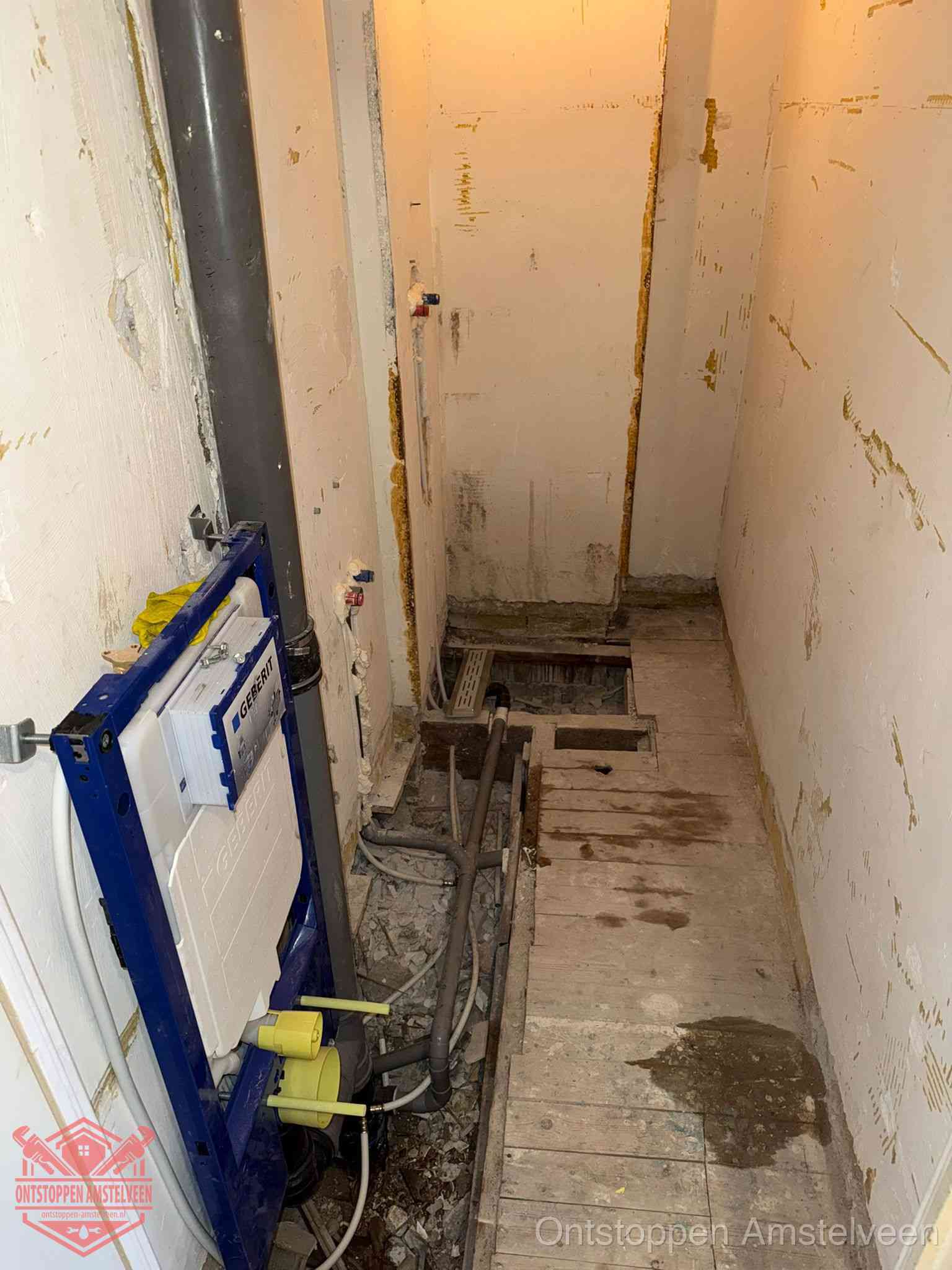 Een opgebroken toiletruimte tijdens renovatie met een Geberit inbouwreservoir en blootliggende oude afvoerleidingen, typisch voor oudere woningen in Amstelveen